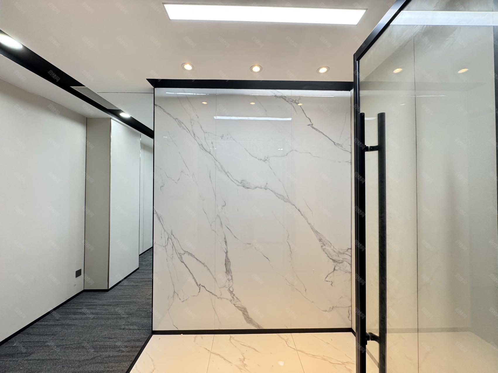 丽雅查尔顿广场